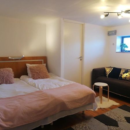 Ett Rums Laegenhet Med Egen Ingang, Parkering Örebro Exterior foto