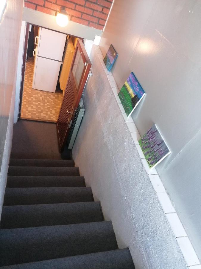 Ett Rums Laegenhet Med Egen Ingang, Parkering Örebro Exterior foto
