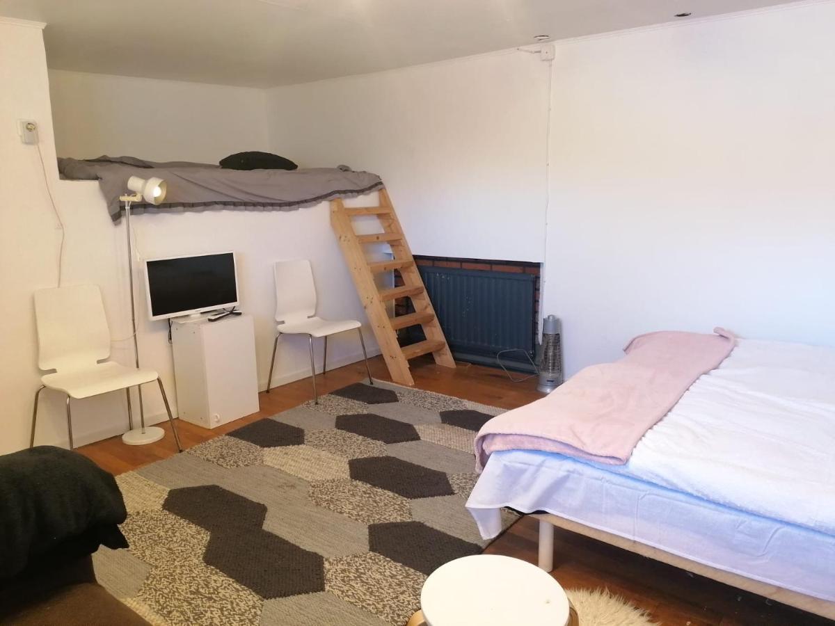 Ett Rums Laegenhet Med Egen Ingang, Parkering Örebro Exterior foto