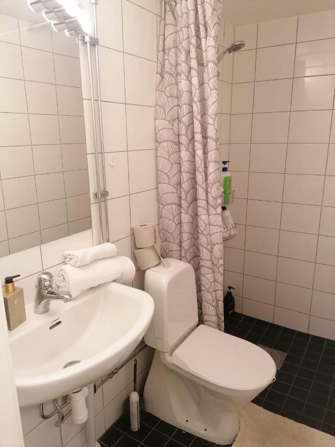 Ett Rums Laegenhet Med Egen Ingang, Parkering Örebro Exterior foto