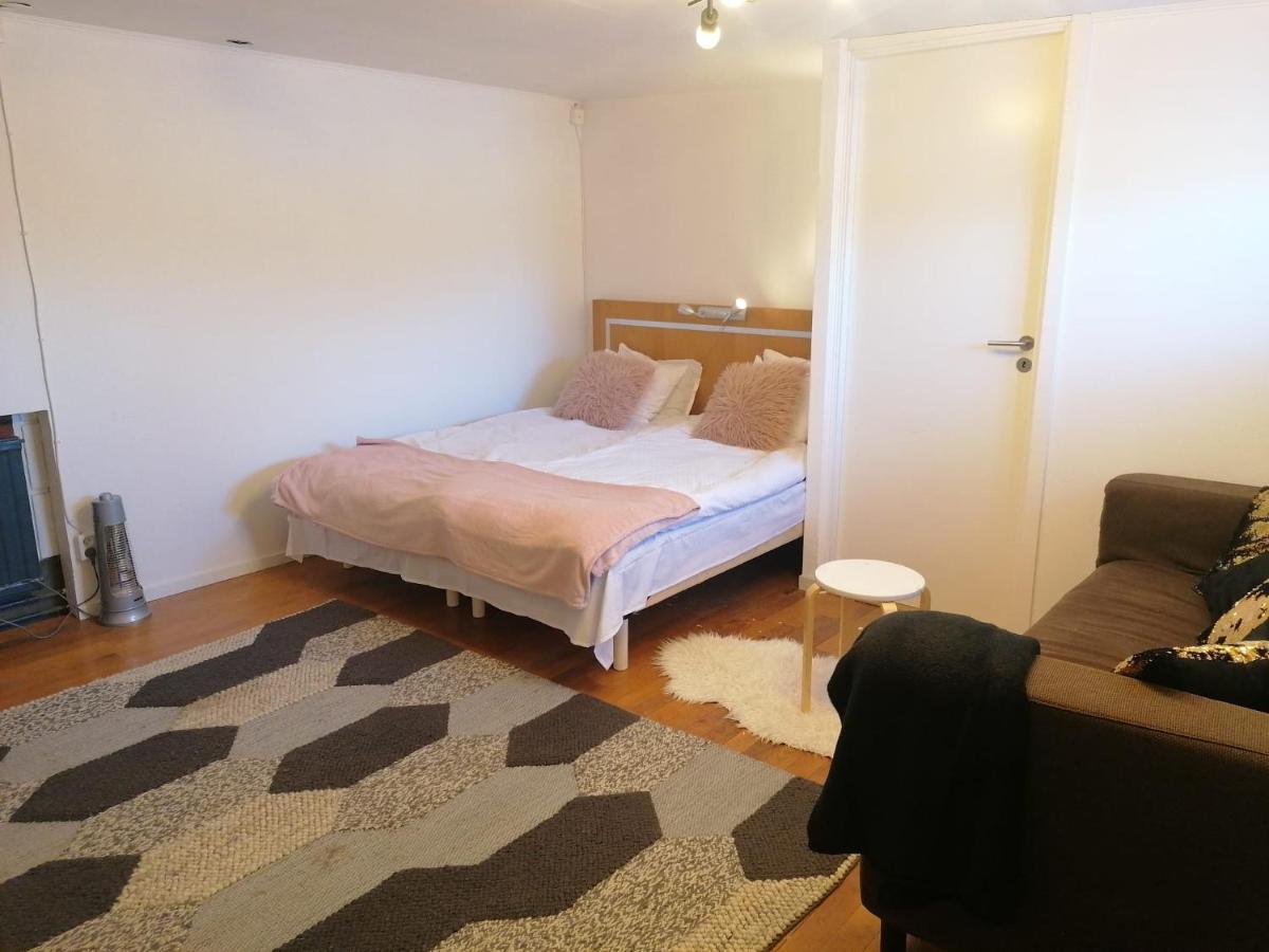 Ett Rums Laegenhet Med Egen Ingang, Parkering Örebro Exterior foto